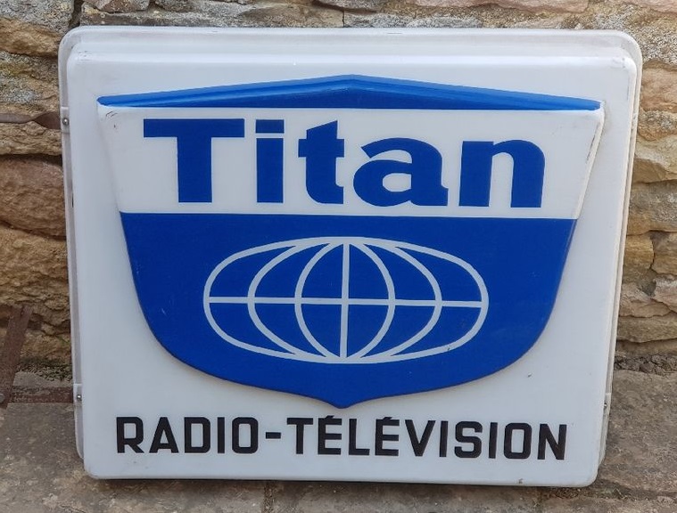 Titan Radio-Télévision enseigne lumineuse